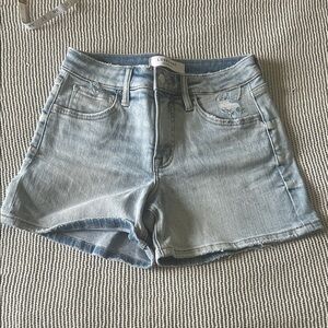 NWOT Lovervet By Vervet Light Wash Distressed Denim Shorts